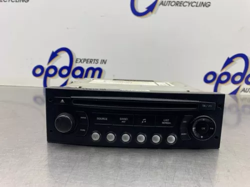 Radio CD Speler-8250757 (21706435)