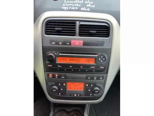Radio CD Speler-8280413 (21991608)