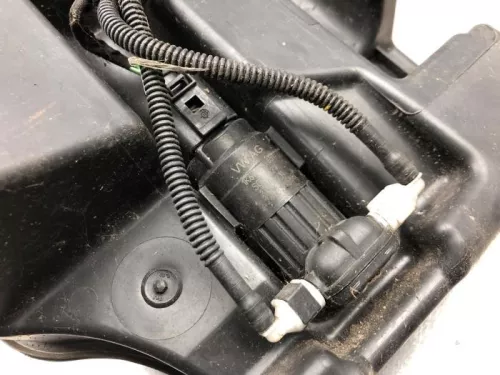 Ruitensproeiertank voor-8204388 (21705489)