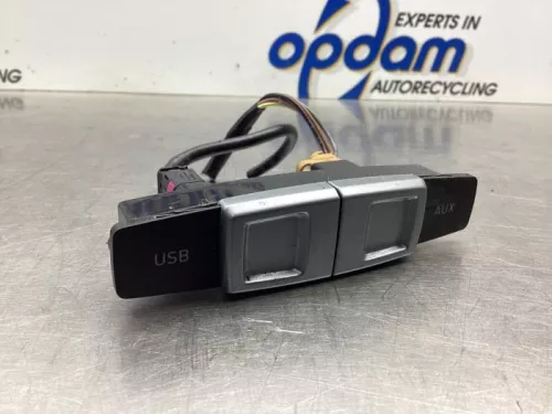 AUX/USB aansluiting-7912569 (18357995)