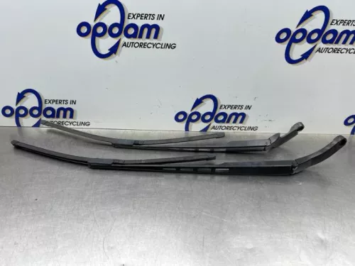 Ruitenwisserarm voor-8363458